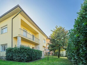 Pflanze, Himmel, Gebäude, Daytime, Fenster, Grün, Grundstueck, Gras, Baum, Wohngebiet