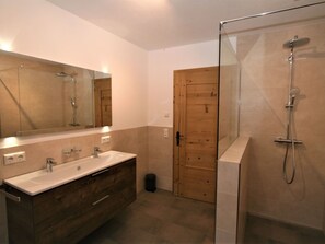 Miroir, Luminaire Plomberie, Évier, Armoire De Toilette, Cabinetry, Bâtiment, Robinet, Salle De Bains, Bois, Lavabo
