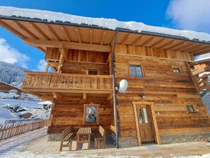 Bâtiment, Ciel, Nuage, Neige, Propriété, Bois, Maison, Fenêtre, Arbre, Toit
