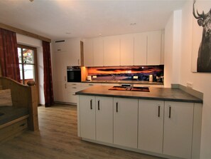 Cabinetry, Countertop, Weiss, Gebäude, Küchengerät, Küche, Herd, Holz, Haushaltsgerät, Flooring