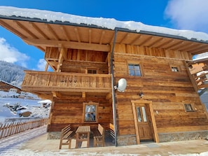 Bâtiment, Ciel, Nuage, Neige, Propriété, Bois, Maison, Fenêtre, Arbre, Toit