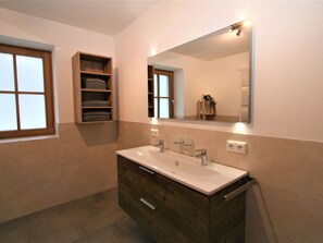 Marron, Miroir, Robinet, Évier, Lavabo, Luminaire Plomberie, Propriété, Armoire De Toilette, Salle De Bains, Bâtiment