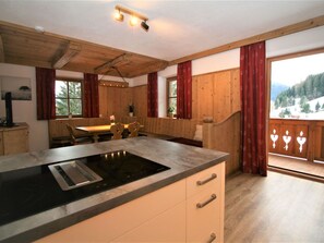 Braun, Cabinetry, Countertop, Sinken, Holz, Fenster, Küche, Beleuchtung, Flooring, Fussboden