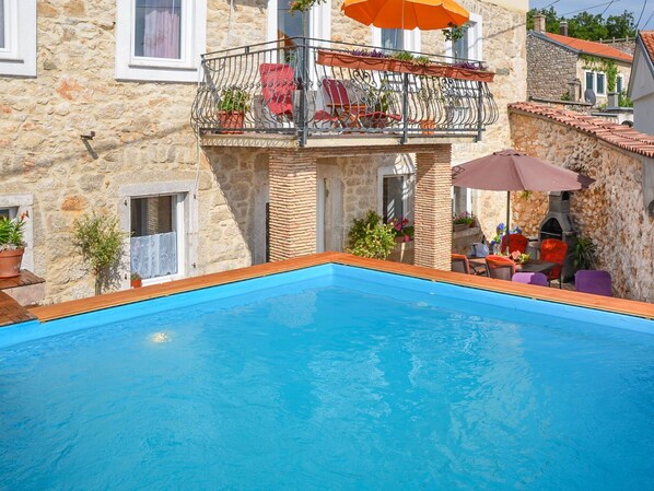 Bâtiment, Nuage, Ciel, Plante, Jour, Propriété, Fenêtre, L'Eau, Piscine, Bleu Azur