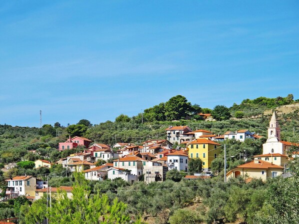 Himmel, Gebäude, Pflanze, Baum, Natürliche Landschaft, Haus, Nachbarschaft, Fenster, Urban Design, Wohngebiet