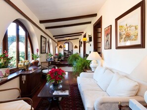 Plant, Table, Property, Picture Frame, Couch, Furniture, Houseplant, Interior Design, Lighting, Living Room