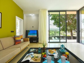 Tabelle, Couch, Pflanze, Fenster, Gebäude, Interior Design, Bilderrahmen, Fussboden, Gelb