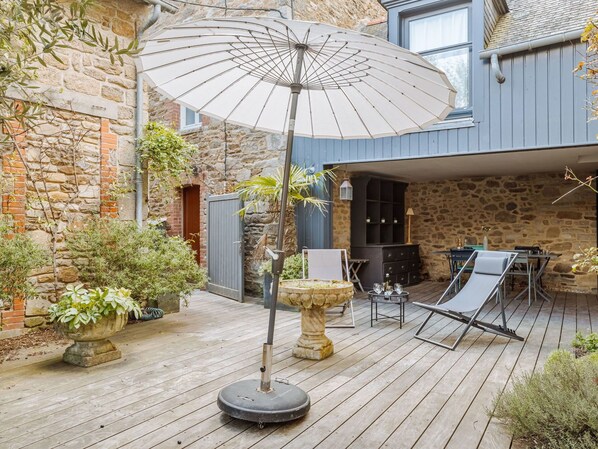 Plante, Meubles, Propriété, Table, Chaise, Pot De Fleur, Ombre, Design Intérieur, Parapluie, Architecture