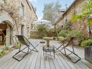 Plante, Propriété, Bâtiment, Ciel, Chaise, Mobilier De Jardin, Table, Design Intérieur, Jaune, Herbe