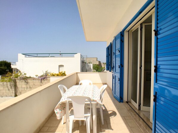 Sky, Property, Building, Plant, Blue, Shade, Interior Design, Residential Area, Wood, House