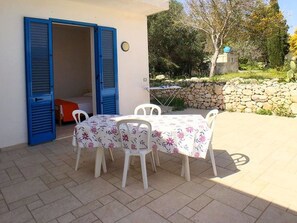 Plante, Meubles, Propriété, Bâtiment, Porte, Bleu, Table, Chaise, Arbre, Ombre