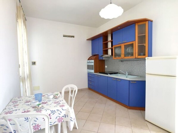 Cabinetry, Meubles, Propriété, Comptoir, Évier, Bâtiment, Robinet, Bleu Azur, Chaise, Tiroir