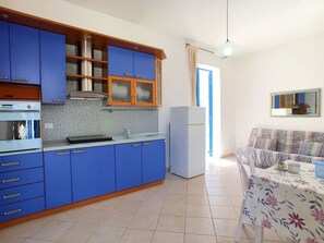 Cabinetry, Comptoir, Meubles, Fenêtre, Évier, Tiroir, Bleu, Robinet, Bois, Design Intérieur