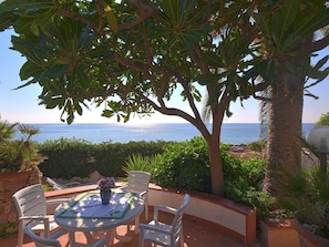 Table, Plant, Sky, Furniture, Chair, Shade, Outdoor Furniture, Outdoor Table, Building, Arecales