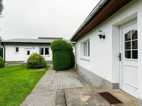 Building, Plant, Property, Window, Sky, House, Road Surface, Tree, Cottage