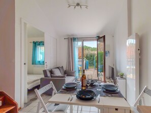 Table, Property, Furniture, Couch, Building, Wood, Living Room, Interior Design, Shade, Architecture