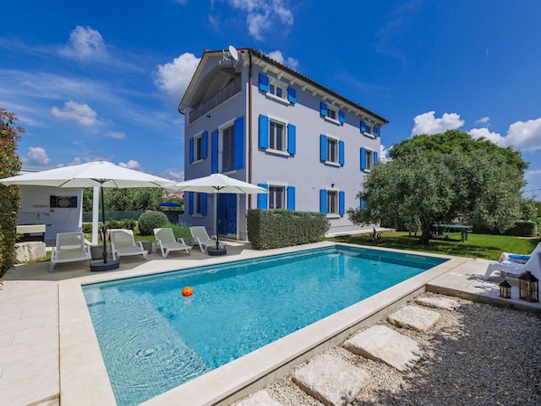 Cloud, Sky, Water, Plant, Building, Property, Swimming Pool, Window, Azure, Tree