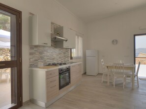 Ciel, Plante, Bâtiment, Nuage, Propriété, Fenêtre, Bleu, Porte, Maison, Lot Terre