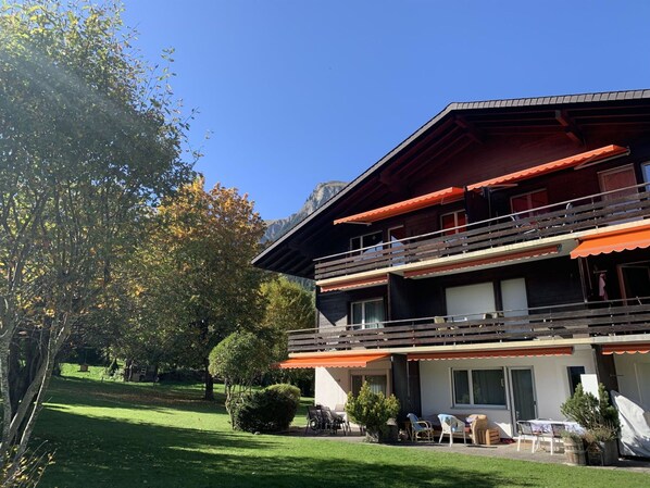 Schnee, Gebäude, Fenster, Einfrieren, Haus, Steigung, Grundeigentum, Holz, Geologisches Phänomen, Baum