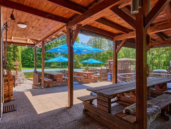 Eigentum, Möbel, Schatten, Holz, Tabelle, Botanik, Tisch Im Freien, Gartenmöbel, Außenbank, Hütte