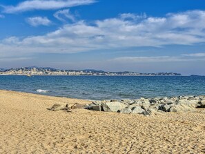 Sky, Blue, Water, Water Resources, Body Of Water, Beach, Natural Environment, Coast, Horizon, Coastal And Oceanic Landforms