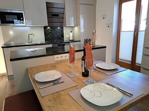 Table, Cabinetry, Propriété, Meubles, Comptoir, Bois, Bâtiment, Vaisselle, Fenêtre, Évier