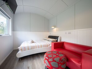 Interior Design, Flooring, Fussboden, Decke, Schlafzimmer, Beleuchtung, Möbel, Zimmer, Bett, Bettdecke