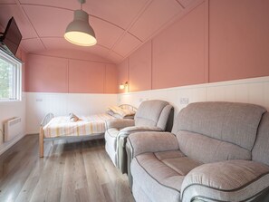 Flooring, Interior Design, Fussboden, Holz, Decke, Möbel, Schlafzimmer, Zimmer, Bett, Holzbeize