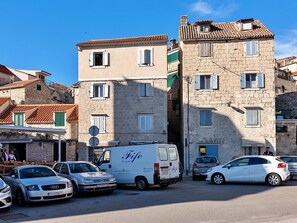 Car, Wheel, Sky, Vehicle, Window, Building, Motor Vehicle