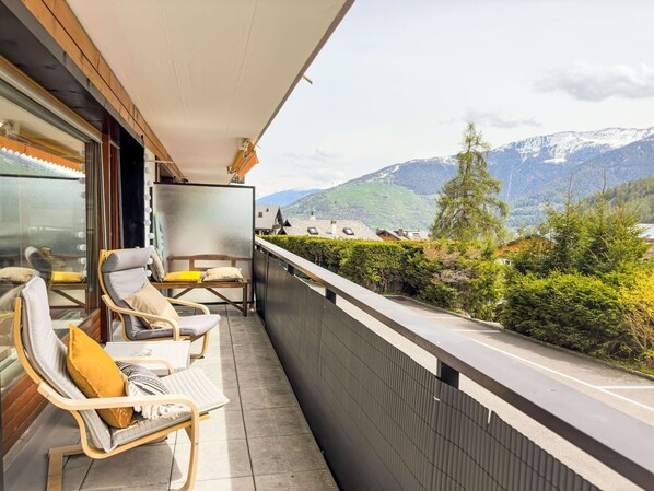 Ciel, Jour, Propriété, Bâtiment, Plante, Nuage, Arbre, Fenêtre, Montagne, Immobilier