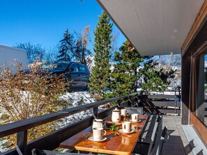 Ciel, Plante, Propriété, Table, Bâtiment, Bleu Azur, Arbre, Pot De Fleur, Ombre, Bois