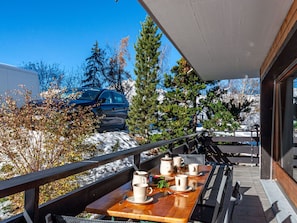 Ciel, Plante, Propriété, Table, Bâtiment, Bleu Azur, Arbre, Pot De Fleur, Ombre, Bois