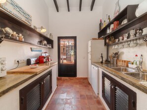 Cabinetry, Eigentum, Countertop, Küche, Regal, Holz, Beleuchtung, Küchengerät, Interior Design, Gebäude
