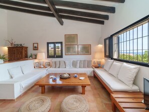 Möbel, Tabelle, Couch, Pflanze, Bilderrahmen, Holz, Interior Design, Wohnzimmer, Fussboden, Komfort