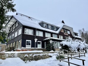 Ciel, Plante, Bâtiment, Propriété, Fenêtre, Neige, Arbre, Maison, Pente, Chalet