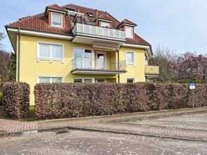 Window, Sky, Plant, Building, House, Land Lot, Tree, Residential Area, Road Surface, Real Estate