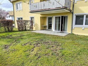 Building, Plant, Window, Property, House, Land Lot, Cottage, Grass, Residential Area, Door