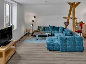 Flooring, Floor, Wood Flooring, Laminate Flooring, Living Room, Hardwood, Plank, Design, Wood Stain