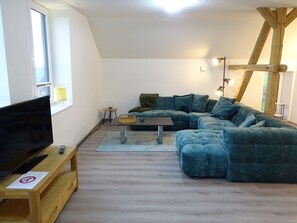 Eigentum, Couch, Möbel, Tabelle, Azurblau, Holz, Komfort, Interior Design, Wohnzimmer, Fussboden