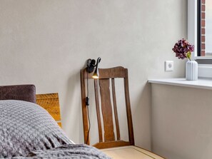 Room, Paint, Lamp, Hardwood, Linens, Wood Stain, Plaster, Picture Frame, Wood Flooring
