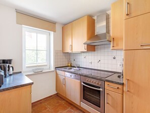 Cabinetry, Eigentum, Countertop, Spüle, Sinken, Gebäude, Küchengerät, Küche, Herd, Haushaltsgerät