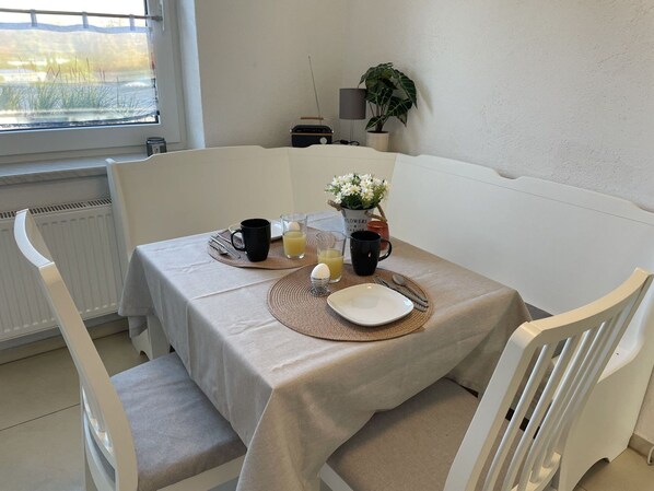 Tabelle, Möbel, Pflanze, Geschirr, Fenster, Blume, Stuhl, Tischdecke, Interior Design, Gebäude