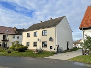 Pflanze, Himmel, Gebäude, Wolke, Fenster, Haus, Grundstueck, Baum, Gras, Tür