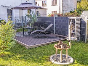 Pflanze, Gebäude, Fenster, Tisch Im Freien, Beleuchtung, Gartenmöbel, Gras, Stuhl, Ground, Haus