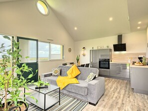 Propriété, Meubles, Plante, Cabinetry, Canapé, Confort, Design Intérieur, Éclairage, Table, Salon
