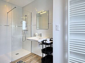 Miroir, Robinet, Luminaire Plomberie, Évier, Bâtiment, Tete De Douche, Panneau De Douche, Salle De Bains, Bar De Douche
