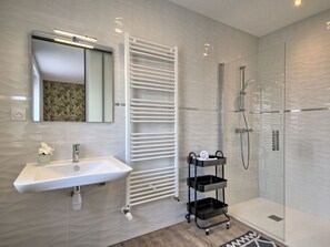 Spiegel, Sinken, Armatur, Zapfhahn, Bad Sink, Gebäude, Badezimmer, Interior Design, Fussboden, Flooring