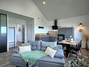 Couch, Eigentum, Möbel, Tabelle, Wohnzimmer, Beleuchtung, Bilderrahmen, Interior Design, Komfort