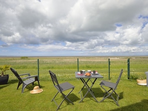 Wolke, Himmel, Möbel, Tabelle, Stuhl, Pflanze, Natürliche Landschaft, Gartenmöbel, Schatten, Gras