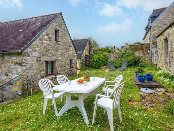 Nuage, Ciel, Meubles, Plante, Bâtiment, Table, Propriété, Chaise, Bleu, Paysage Naturel